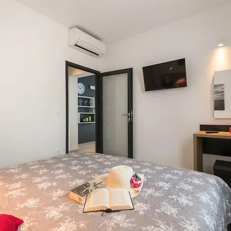 Delta Διαμέρισμα *